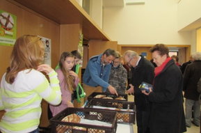 Brotverkauf mit Kindern