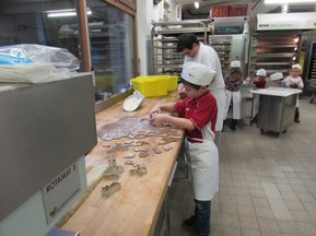 Junge beim Keksebacken