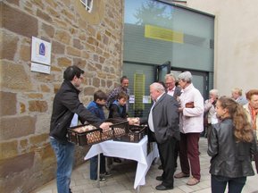 Brotverkauf beim Erntedank-Gottesdienst