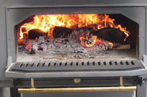 Feuer im Holzbackofen